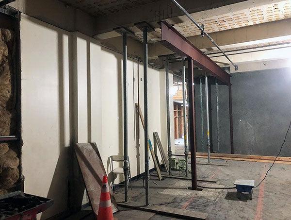 钢柱和钢梁正在建造的室内空间